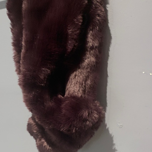 #056- Plush purple Faux Fur Scarf - Picture 2 of 2